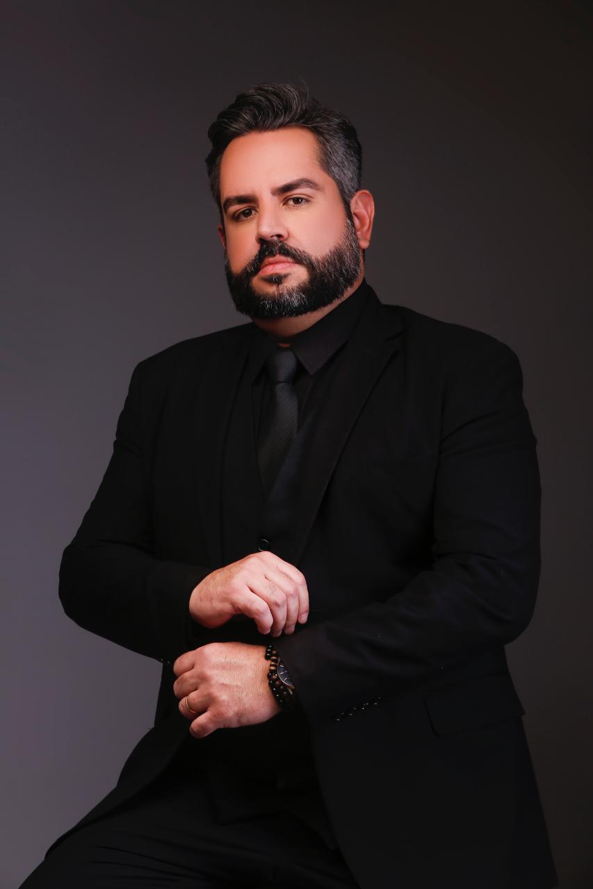 Dr. Gustavo Munhoz em retrato profissional