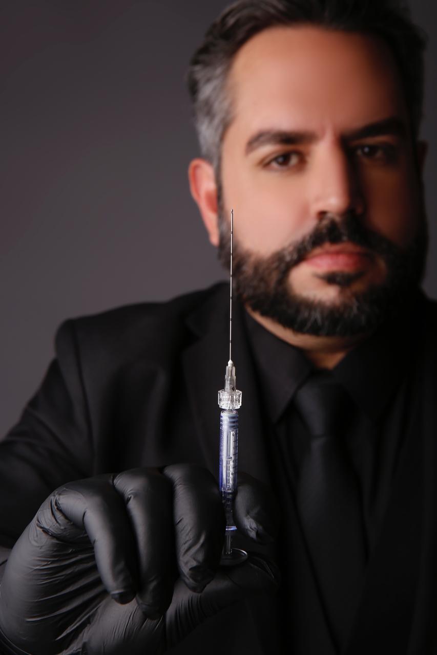 Dr. Gustavo Munhoz com técnica injetável